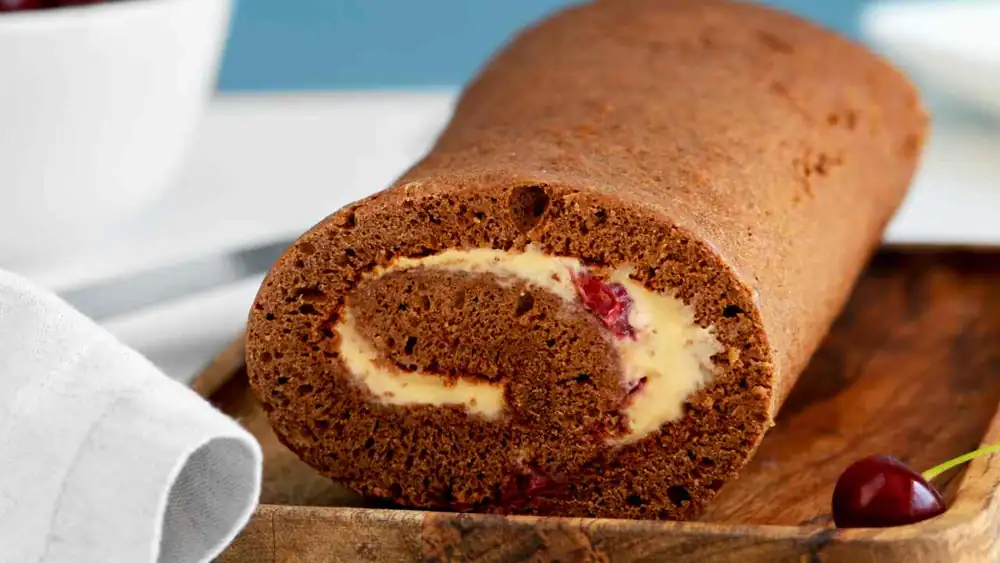 Empezó siendo un simple rollo, pero con la crema chantilly y las cerezas terminé haciéndolo 3 veces en 2 días