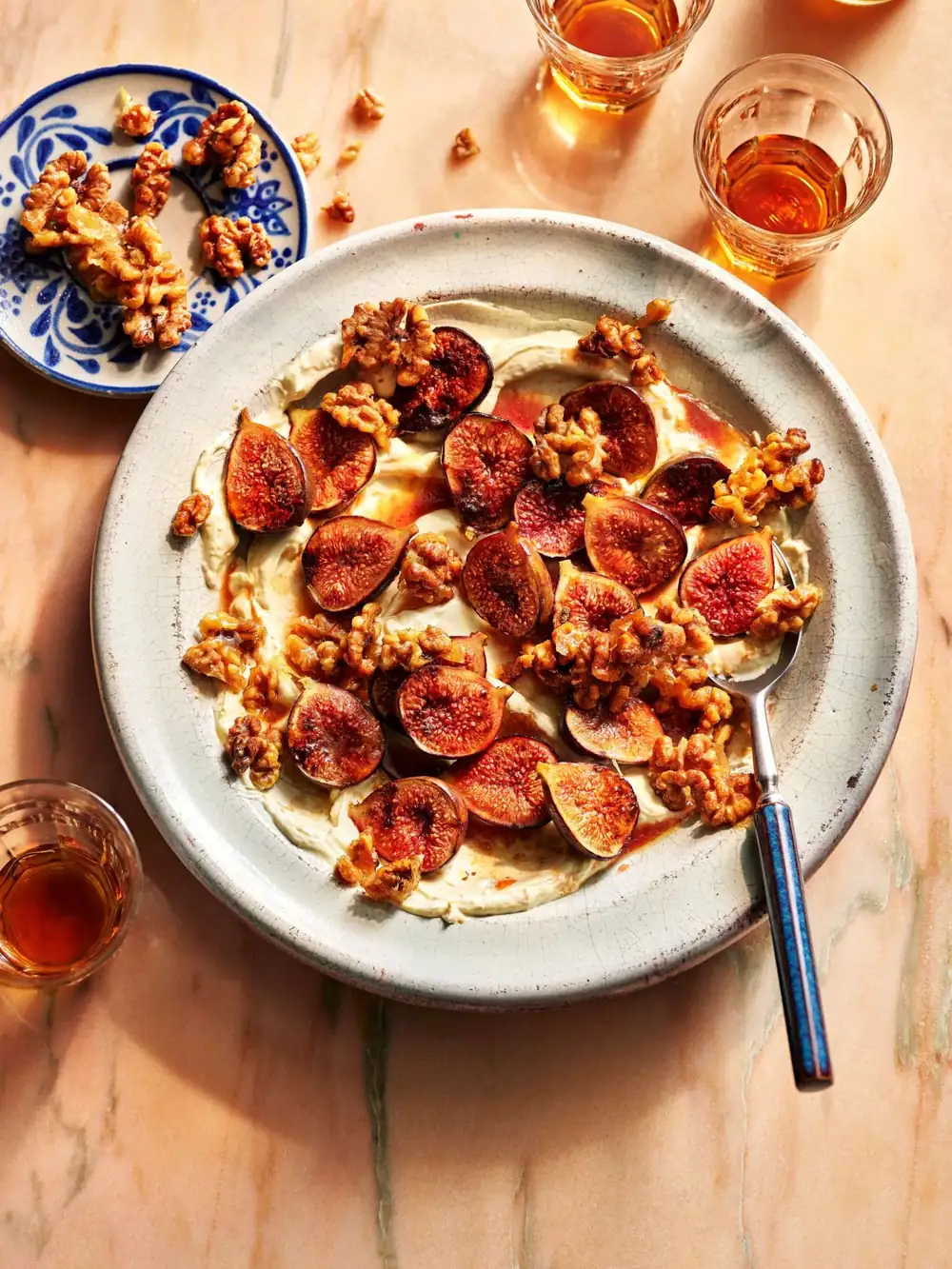 Higos asados con labneh y nueces confitadas especiadas