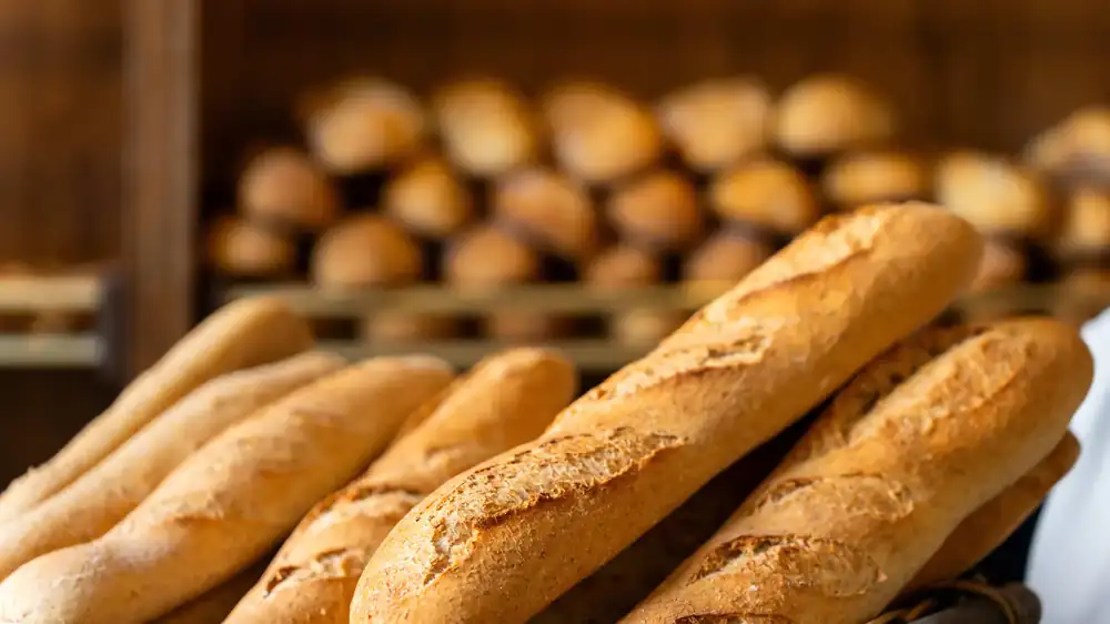This baker, awarded the title of Meilleur Ouvrier de France, is categorical: a baguette is not eaten this way, absolutely not!