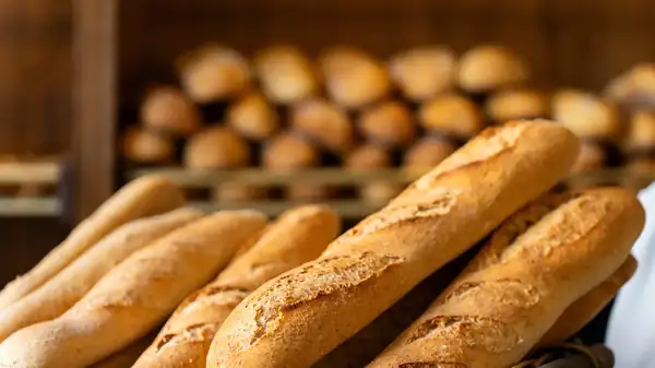 This baker, awarded the title of Meilleur Ouvrier de France, is categorical: a baguette is not eaten this way, absolutely not!