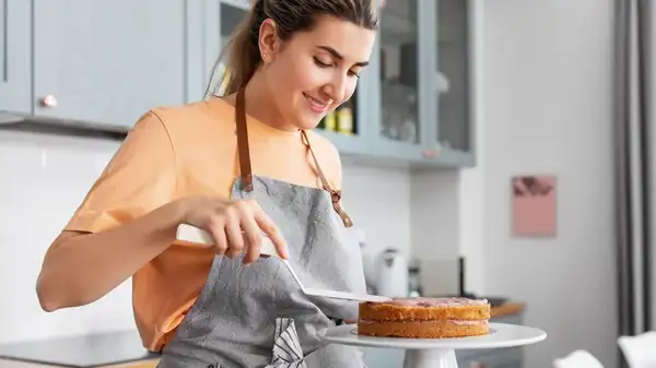 How to achieve a gradient frosting effect on a cake