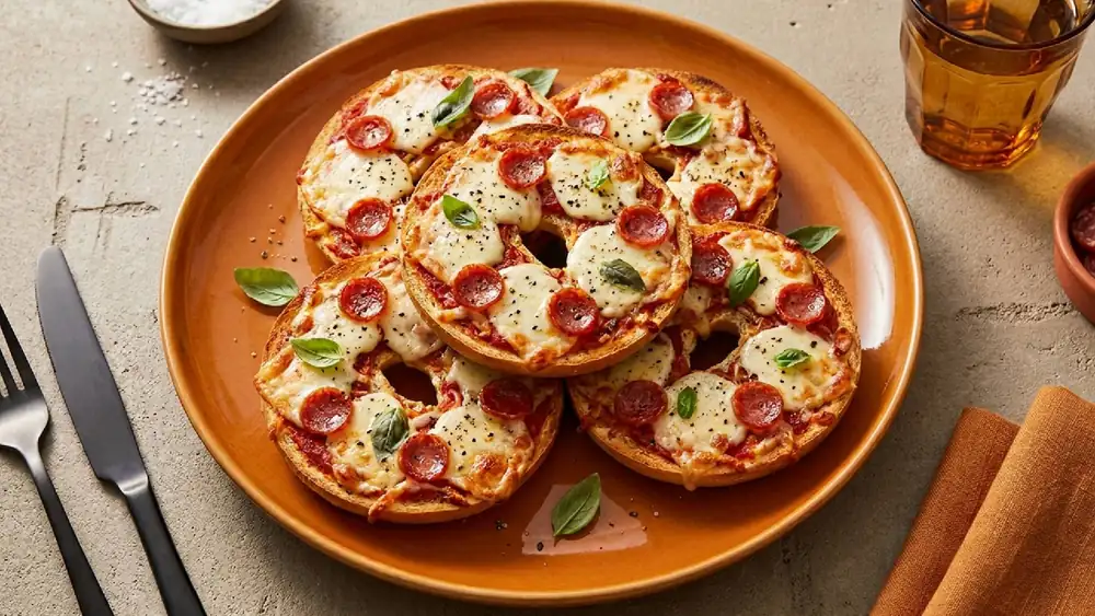 Pizza salada de bagel recién salida del horno para tu próximo desayuno