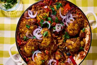 Los trucos de Poppy O'Toole para ahorrar tiempo entre semana: pollo picante con arroz al horno y pastelitos de pescado con limoncillo al estilo tailandés