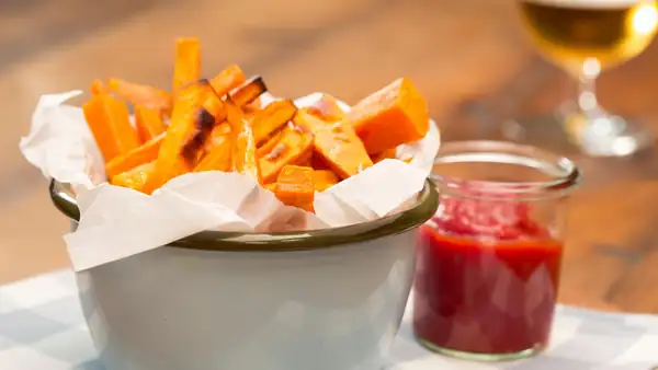 Papas fritas de boniato al horno: ¡Aquí te mostramos cómo prepararlas!