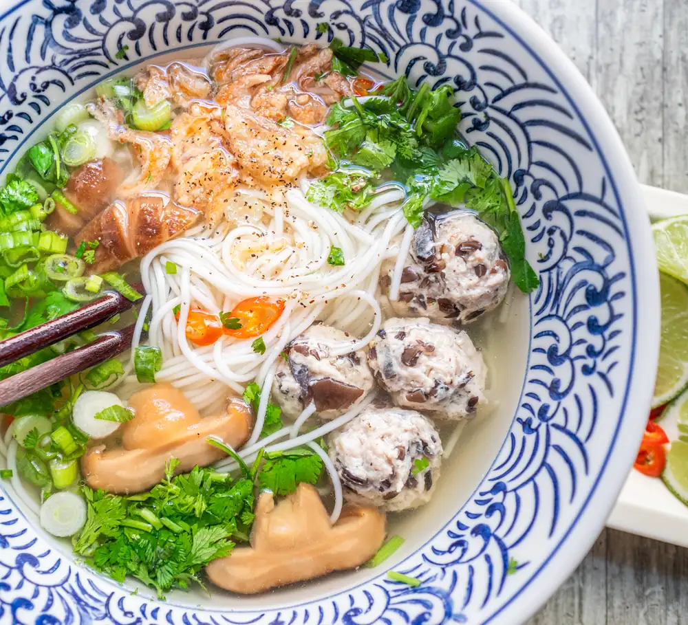 Sopa vietnamita de fideos con albóndigas de cerdo (Bún Mọc)