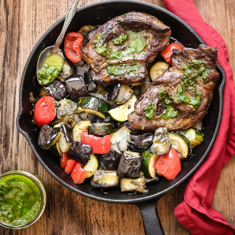 Chuletas de cordero y verduras de verano con pesto casero