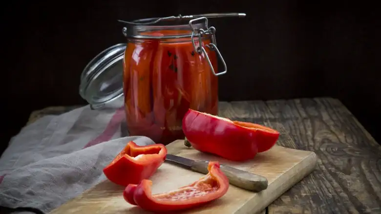 Roasted bell peppers and roasted red peppers: how they are similar and how they are different