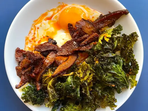 Recipe: Fried egg, garlic yogurt and paprika oil