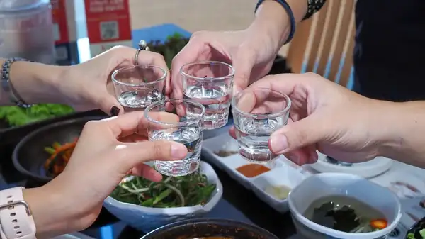 How to play APT, the Korean drinking game from Rosé's song