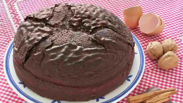 My sponge cake is certainly different from all the others, with chocolate and walnuts I transformed it into a fabulous snack!