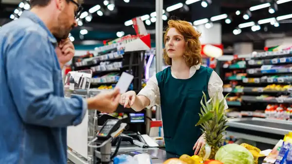 “And then it backfires on us”: cashiers can no longer tolerate this customer habit; it has to stop
