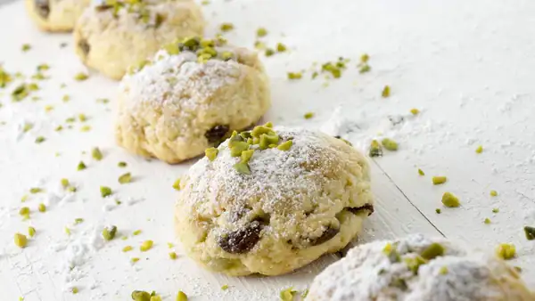 Pistachio biscuits with raisins