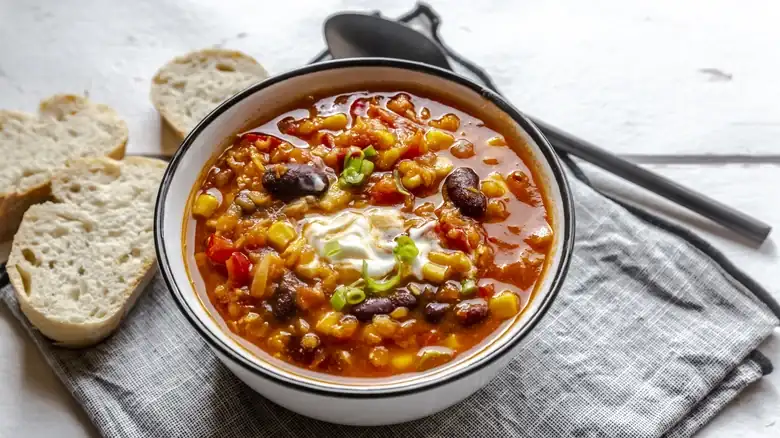 V8: el ingrediente inesperado para enriquecer chili