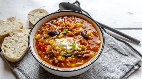 V8: el ingrediente inesperado para enriquecer chili