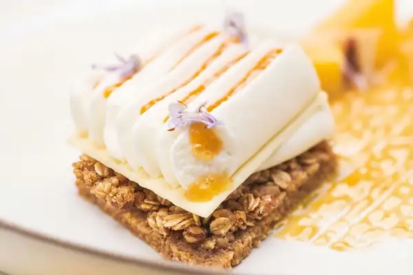 La receta que transforma el Philadelphia en un postre con crumble y fruta