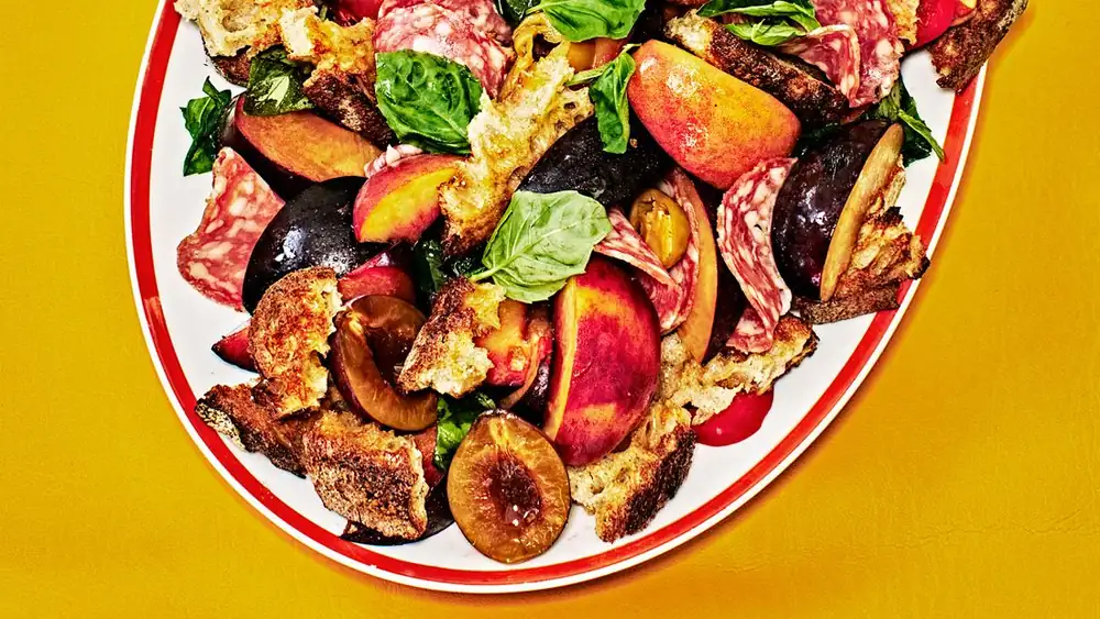 Panzanella de fruta de hueso y salami
