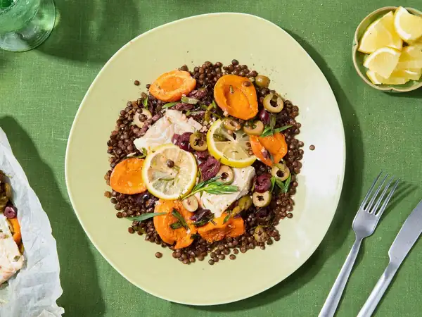 Bacalao al papillote con albaricoques, aceitunas y estragón