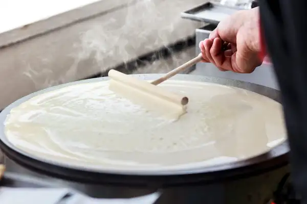 Bertrand, a crêpe maker: “Forget all other recipes and try my professional crêpe batter, guaranteed lump-free.”