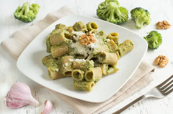 ¡Una receta de pesto de brócoli para hacer que esta verdura resulte apetecible incluso para aquellos que suelen evitarla como la peste!