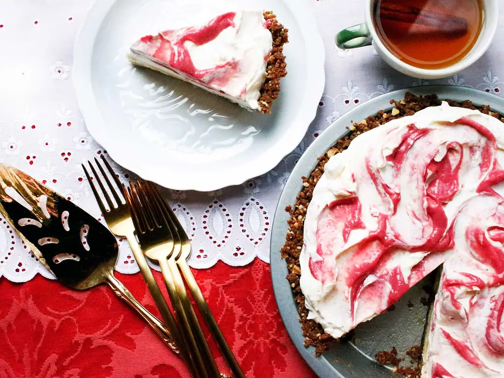 Tarta de arándanos y lima con base de galletas de jengibre