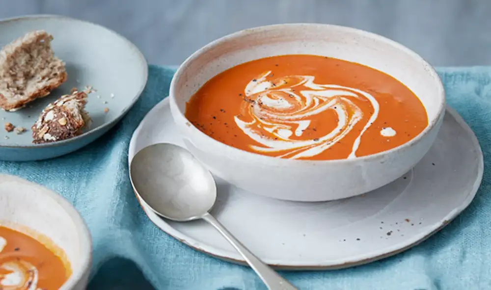 Sopa de tomate asado fácil con crema de anacardos