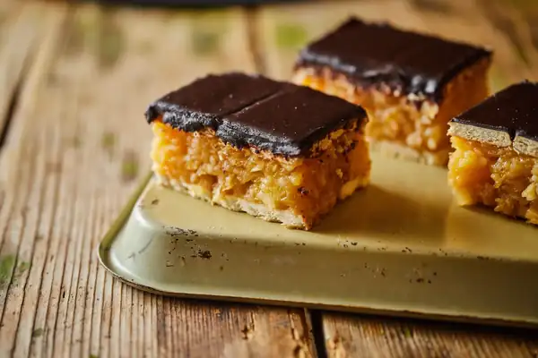 No-bake biscuit-apple cookies