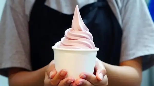 Puede que el yogur helado que estás comiendo no sea yogur de verdad