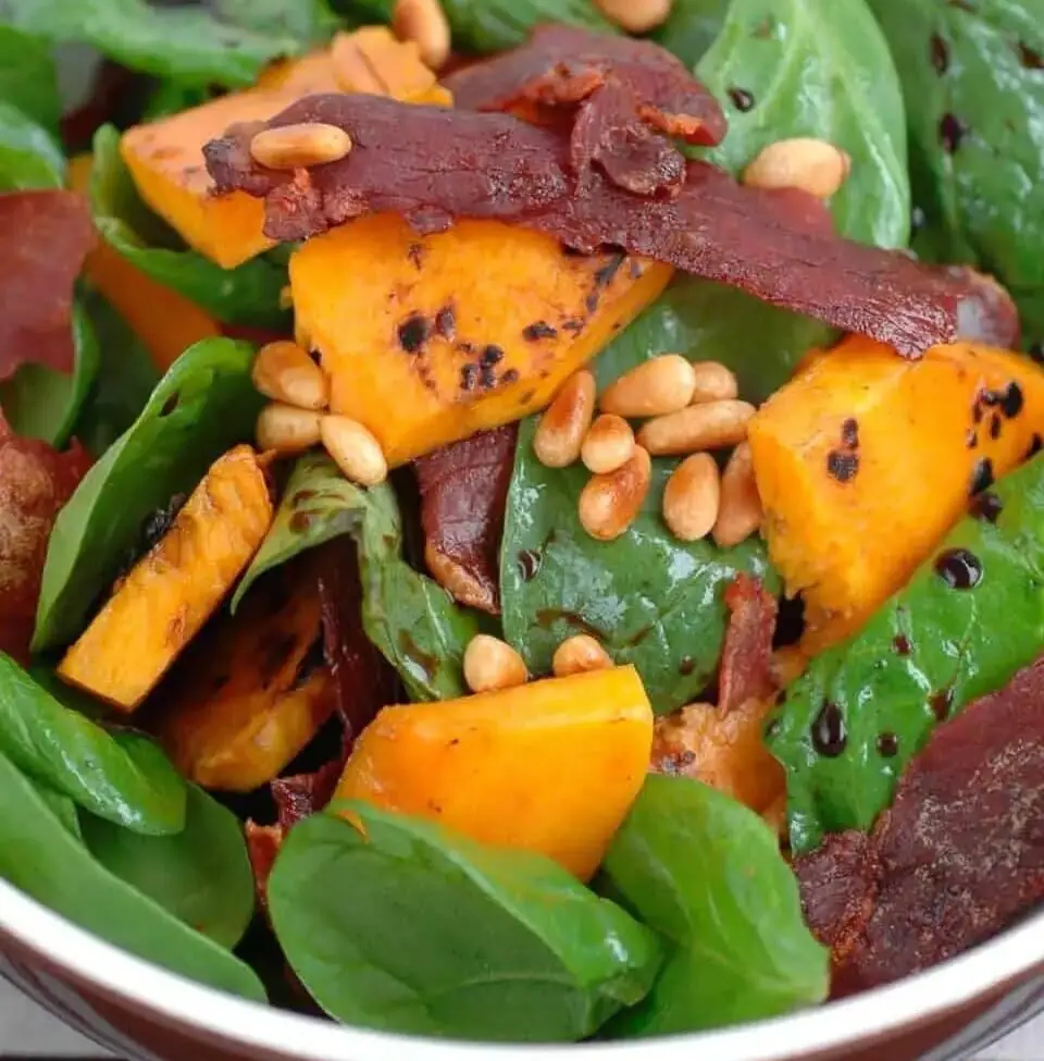 Ensalada de espinacas y calabaza con prosciutto crujiente