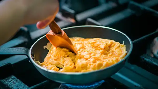 How to stir scrambled eggs so they don't burn