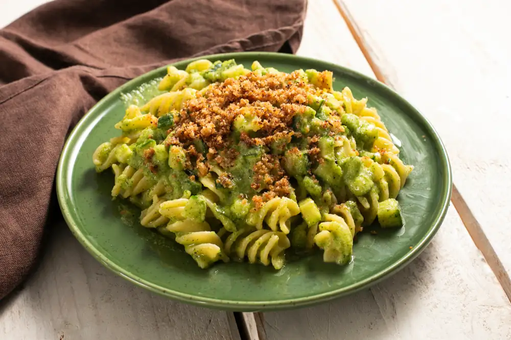 Pasta con salsa cremosa de calabacín, anchoas y pan rallado tostado