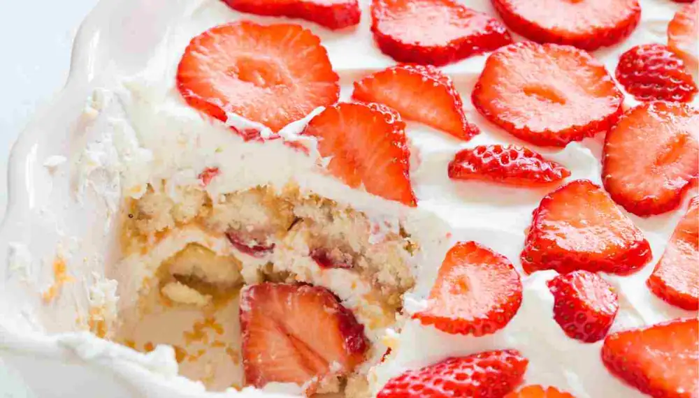 Light strawberry tiramisu, dip the spoon into the creamy filling that encloses it