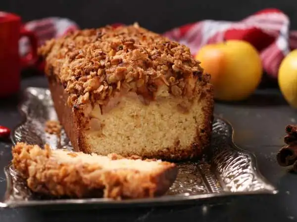Apple cake with a crispy crust