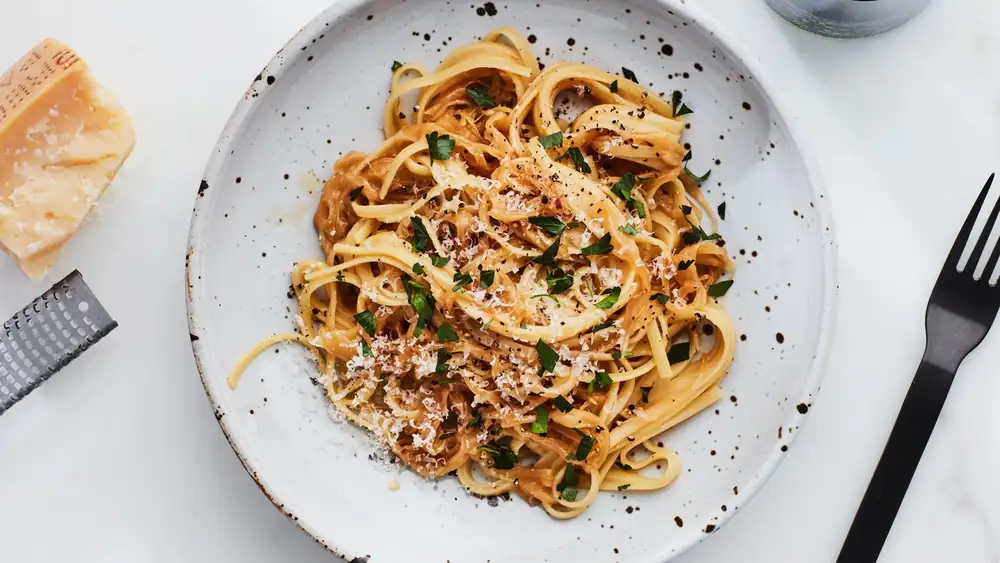 Pasta con cebolla caramelizada