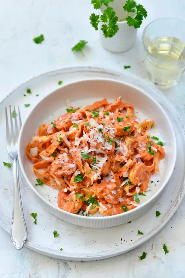 Pasta with scampi in a creamy bell pepper sauce