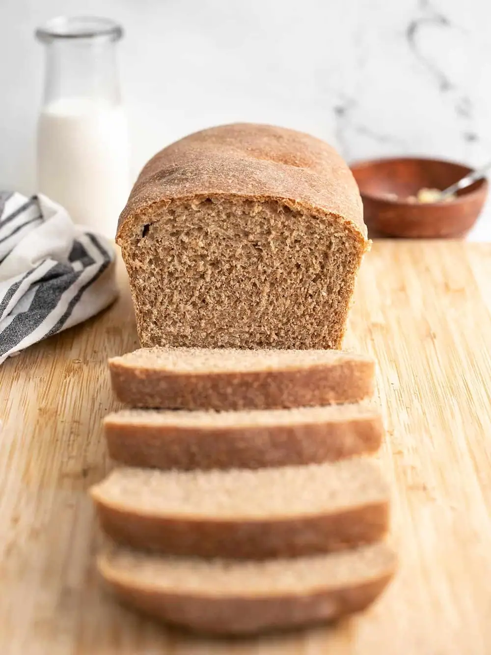 Pan de trigo integral con miel, suave y esponjoso, por solo un par de dólares.