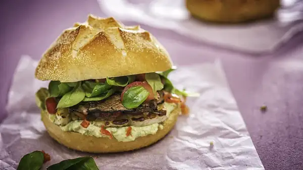 The Best Way To Prep Mushroom Burgers So Your Toppings Fit Perfectly