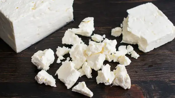 ¿Cuánto tiempo dura el queso feta después de abrirlo y cuáles son las señales de que se ha echado a perder?