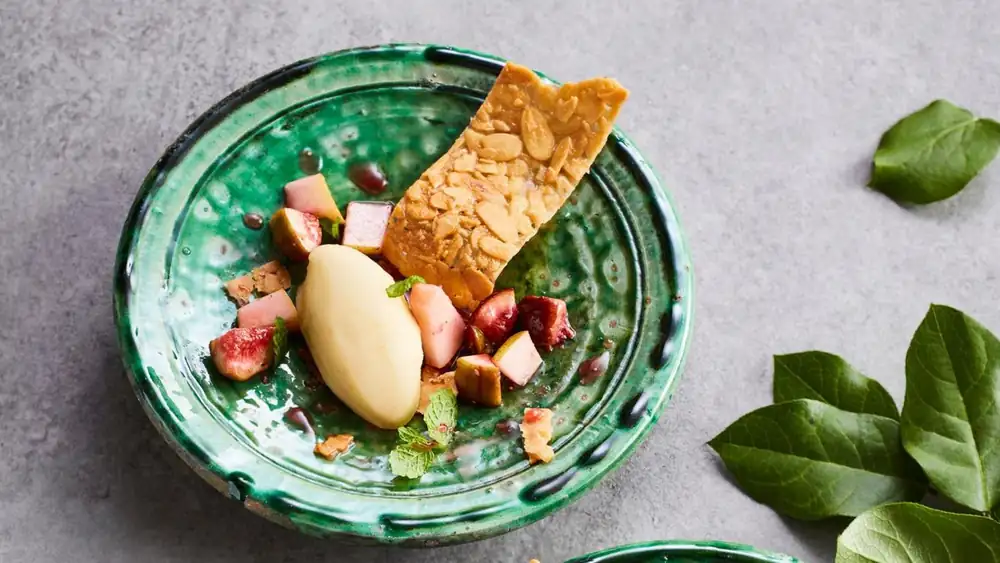 Sorbete de pera sobre turrón de almendras