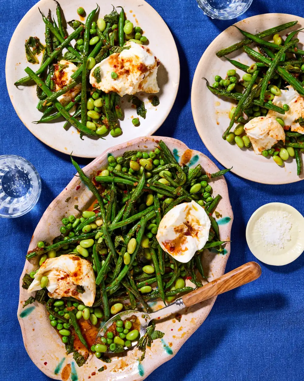 Receta de Meera Sodha para ensalada picante de mozzarella, judías verdes y edamame