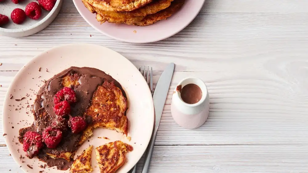 Tortitas proteicas con frambuesas y salsa de chocolate