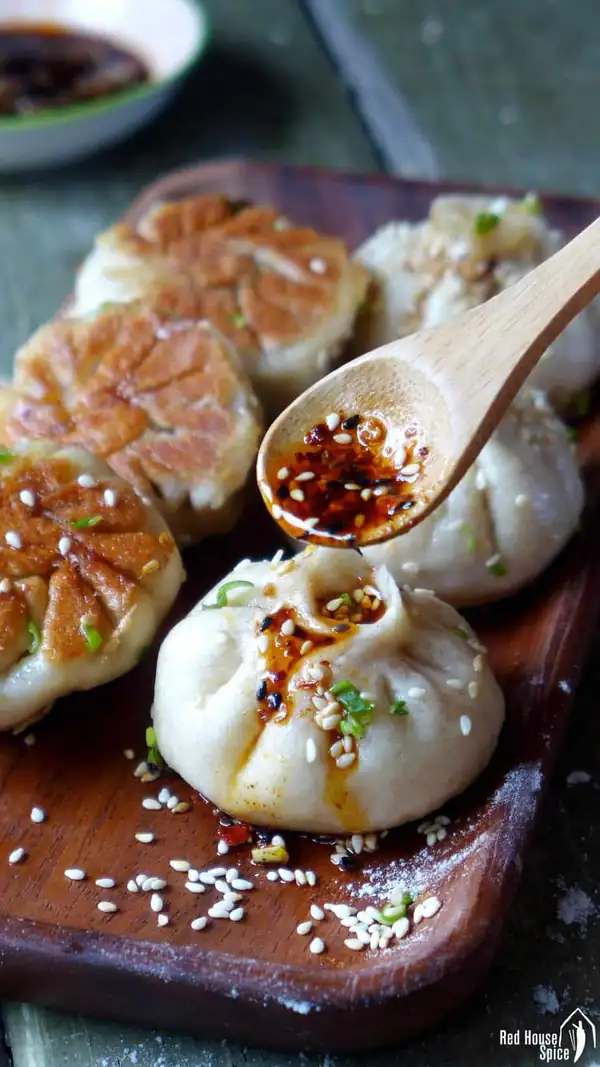Sheng Jian Bao: Pan-fried pork buns (生煎包)