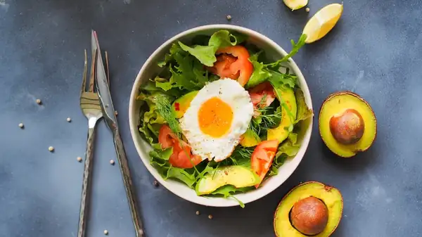 Cambia tu rutina matutina con una ensalada de desayuno bien abundante