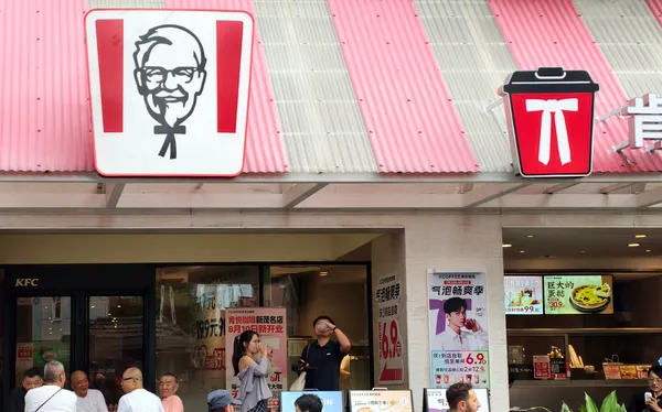 KFC lanza un sándwich de pollo con sabor a Oreo y los amantes de la comida rápida están horrorizados