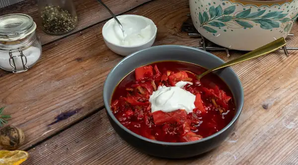 Dale una segunda oportunidad a la sopa de la cafetería de tu escuela. El borscht ruso clásico está lleno de aromas y sabores