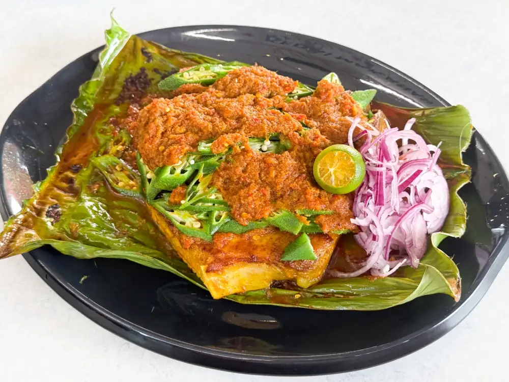¿Se te antoja un buen pescado a la parrilla? Prueba FishBar 88 en Seri Setia (Sungai Way) para disfrutar de pescado y 'sotong' cocinados a la perfección