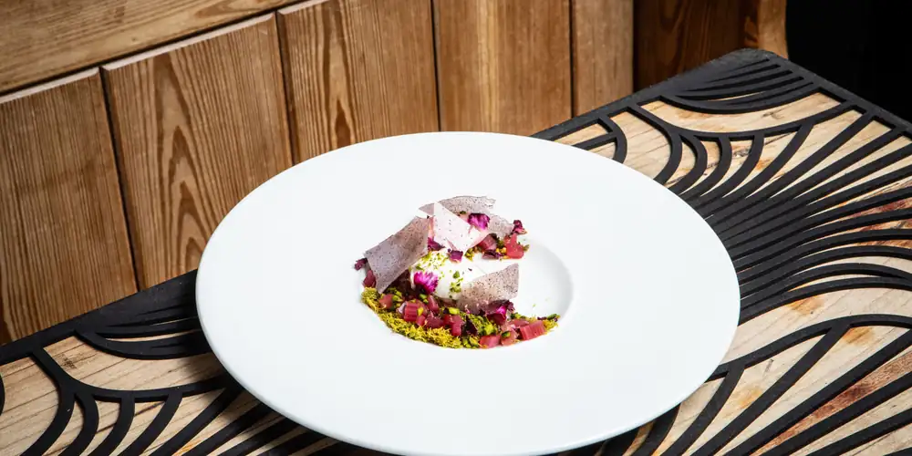 Mousse de masilla labneh, kataifi de pistacho y sorbete de ruibarbo