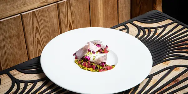Mousse de masilla labneh, kataifi de pistacho y sorbete de ruibarbo