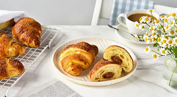 Croissants de hojaldre con leche condensada hervida
