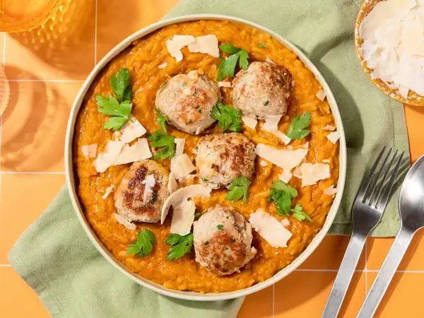 Jugosas albóndigas de pavo sobre orzo de calabaza