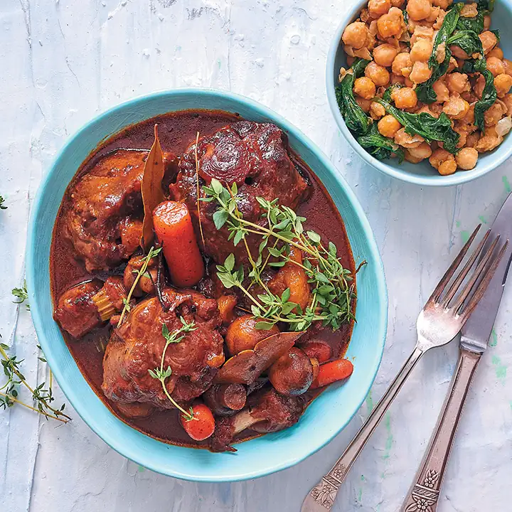 Rabo de buey en cerveza Guinness con garbanzos y espinacas